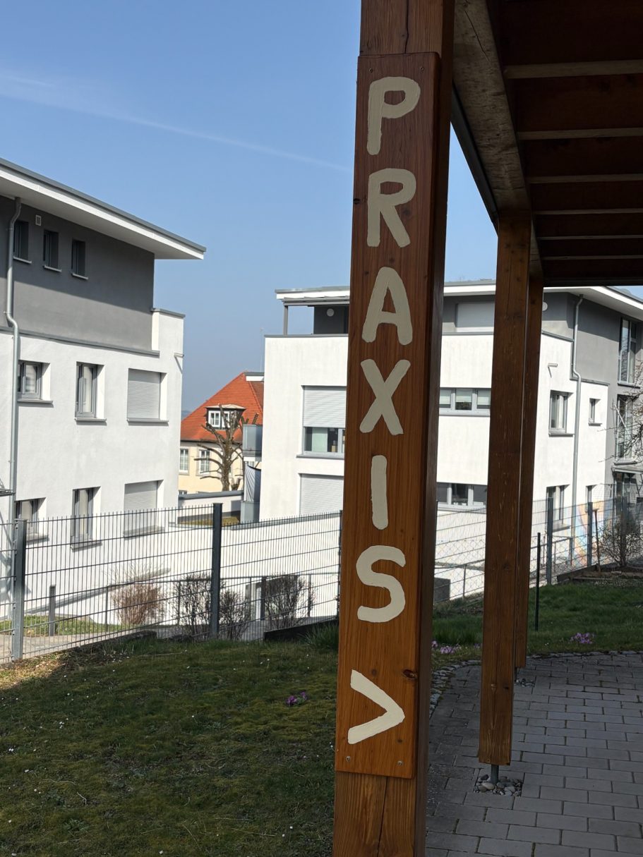 Praxis Schild Holz